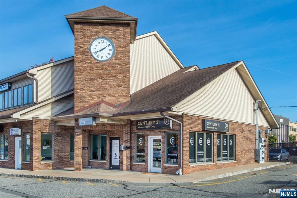 Please don't miss this 2nd floor retail space or office space in busy shopping center in the heart of Fairfield. Current layout includes separate office, storage room, private bath and large open showroom/workspace. Plenty of light. This busy strip mall includes a Manhattan Bagel, Chinese take-out, salon, spa, dry cleaners and boutiques. Don't miss this opportunity.