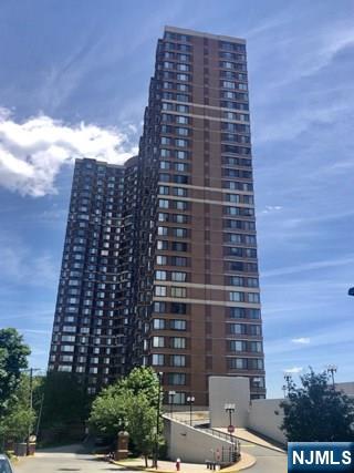 Stunning NYC skyline /River view ,facing south, Bright/Sunny 1bed ,1bath located in the lower tower of The Palisades, a full-service luxury condo in Fort Lee, in-unit W/D, 1 indoor parking space included, 24hr doorman, pool, Ex rm, BBQ area, Near shops, restaurants, public transportation, nice location!