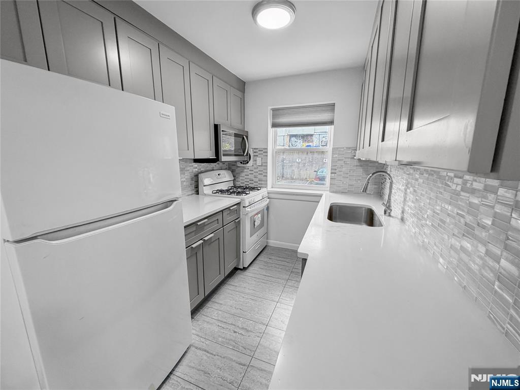 Great 1 Bed / 1 Bath in Palisades Park! This cozy unit features a functional layout and abundant natural light. Enjoy the convenience of on-site coin-operated laundry facilities. LANDLORD PAYS FOR HEAT! Ideal location near shops, dining, and public transport. Perfect for singles or couples seeking a comfortable, low-maintenance lifestyle. Don't miss out on this fantastic opportunity!