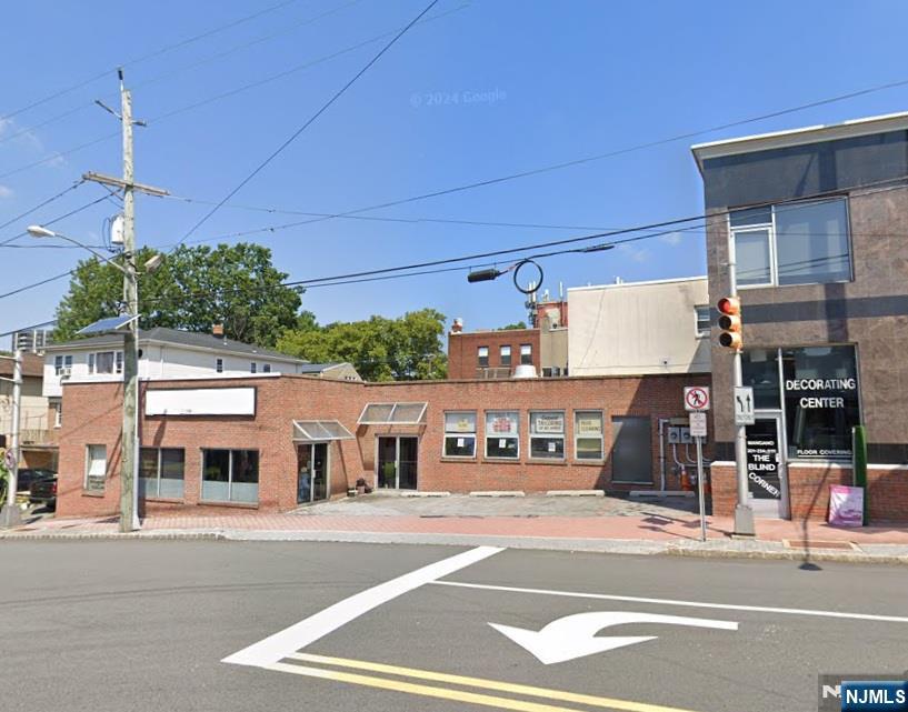 1800sf retail space with 4 parking available on ground fl level. Currently Dry cleaner and good for any type of retail. $5,500/m gross include cam & tax. Tenant responsibility all the utilities.