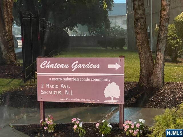 Spacious two bedroom apartment close to shopping and transportation. Beautifully maintained with sun drenched bedrooms and living room. Tenant Responsible for all Utilities. Come see this beautiful apartment today and call it home!