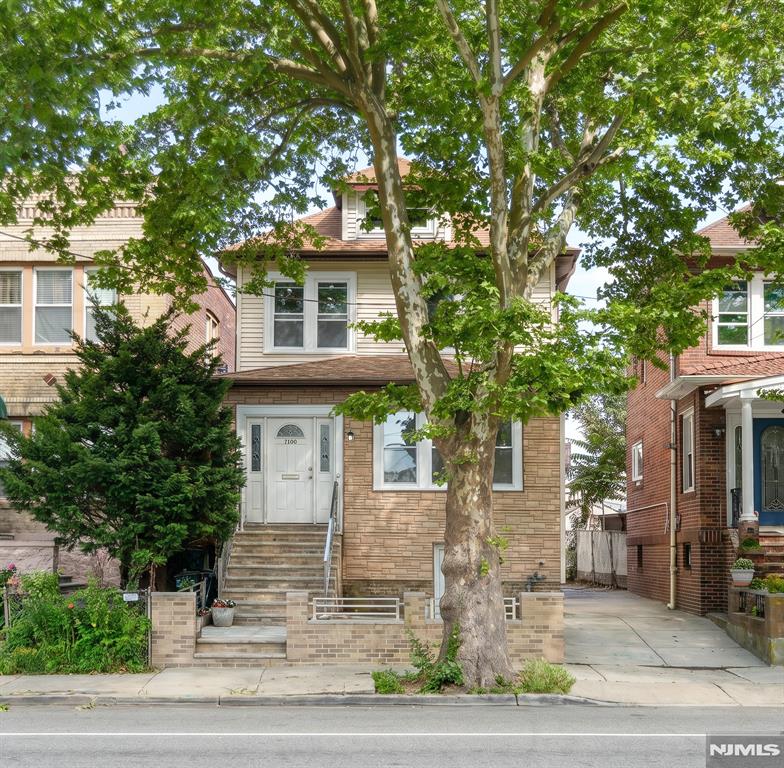 Beautifully renovated 4-bedroom, 3-bathroom single-family home located in North Bergen's desirable Racetrack section. Conveniently situated near schools, shopping, restaurants, and many everyday amenities. The modern kitchen features brand-new stainless steel appliances and quartz countertops. The property includes a 1-car garage and a 3-car driveway. Enjoy easy access to public transportation to the NYC Port Authority and Journal Square. Hardwood floors run throughout the home. The backyard offers a spacious grassy area, a paved patio space, and a garage. Don't miss this opportunity to own a beautiful home that truly reflects pride of ownership!