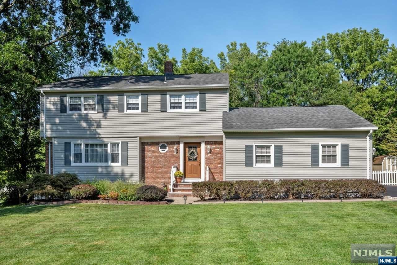 Wow wow Wow rare opportunity to live in this wonderful neighborhood in Roseland with low Essex County taxes. This home features a 2 story entrance with Travertine tile floor plus granite counters, Primary suite has an updated full bath; 3 other bedrooms on the second each w/access to a private bath; This home is not to be missed.