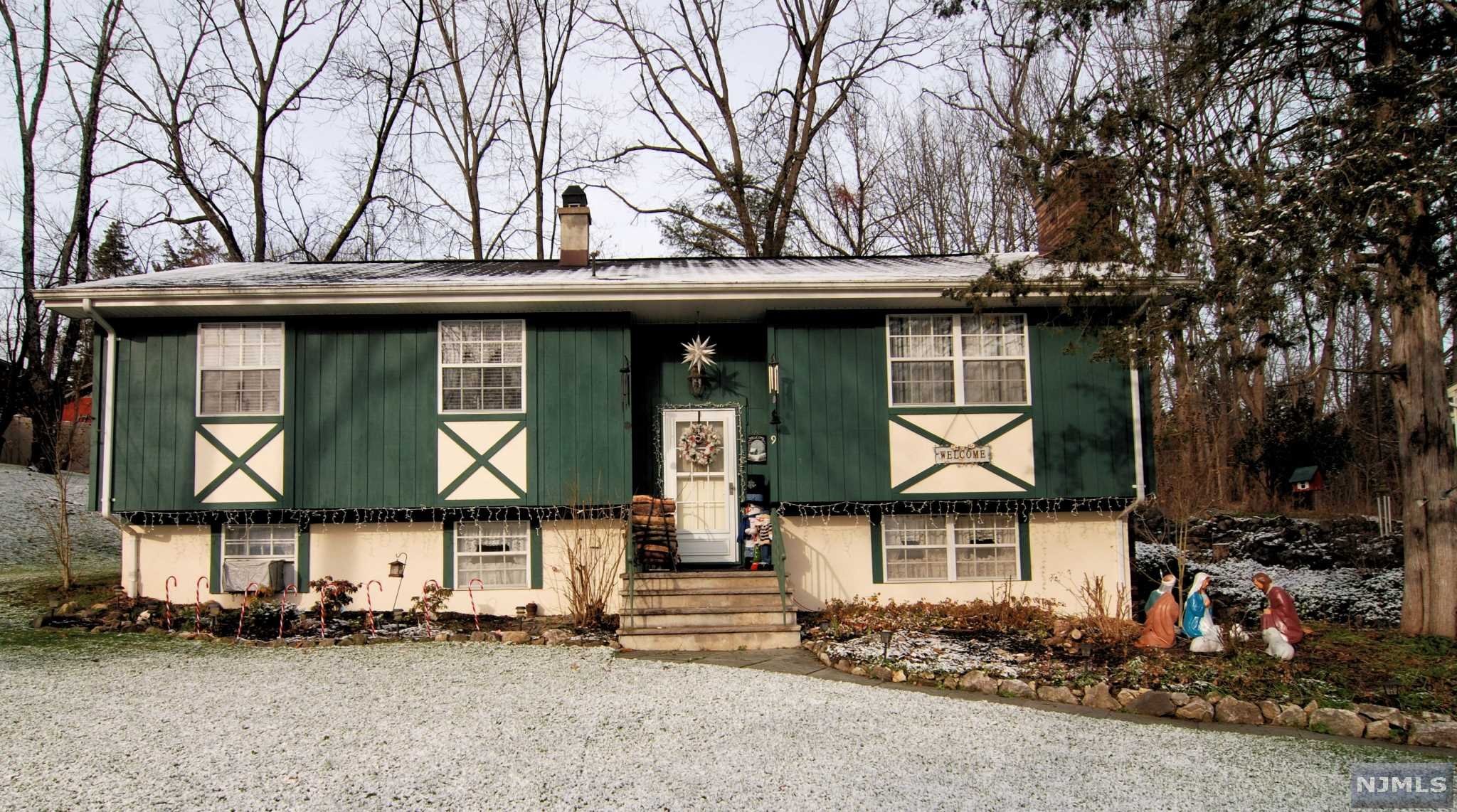 WELL MAINTAINED 44' FOOT BI-LEVEL/3 BDRMS PLUS A DEN, 2.5 BA & 1 CAR GAR EXCELLENT IN LAW SUITE POTENTIAL W/SEPARATE ENTRANCE & 1/2 BA IS ROUGH PLUMBED FOR A SHOWER! HARDWOOD FLRING THROUGHOUT 1ST FLR (under the rugs). LARGE LR W/DOUBLE WINDOW & WOOD BURNING FP ADDING ADDITIONAL WARMTH TO THIS ALREADY COMFORTABLE HOME. EXTRA WIDE DR RIGHT OFF THE EAT IN KIT ALLOWS PLENTY OF RM FOR ENTERTAINING GUESTS OVER THE HOLIDAYS! 3 LARGE BDRMS ON MAIN FLR INCLUDING A MASTER SUITE W/FULL PRIVATE BA W/TUB & GOOD SIZED DOUBLE CLOSET. EXCELLENT POTENTIAL FOR A 4TH BDRM OR HOME OFFICE ON THE LOWER LEVEL W/PRIVATE ENTRANCE & HUGE FAMILY RM W/RECESSED LIGHTING, STORAGE / UTILITY RM & DOUBLE CLOSET FOR EXTRA STORAGE. 3 ZONE HOT WATER BASEBOARD HEAT, WIRED FOR A WHOLE HOUSE GENERATOR, ALL WITHIN MINUTES TO SCHOOLS, SKI SLOPES, PARKS & SHOPPING. LOW $140 A YEAR DUES, SWIM, FISH, SAIL OR SKATE IN THIS 4 SEASON COMMUNITY. WALK TO THE APPALACHIAN TRAIL OR VISIT 5 WORLD CLASS GOLF COURSES!