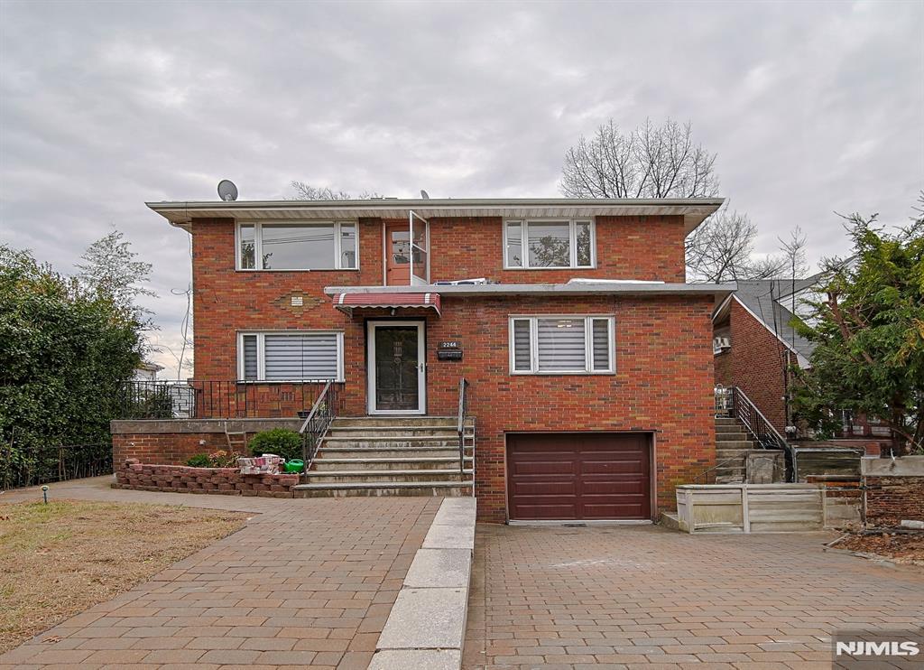 LOVELY FIRST FLOOR UNIT ALL BRICK 2 FAMILY. HARDWOOD FLOORS THROUGHOUT, GRANITE KITCHEN. LR AND DINNING 3BEDROOMS AND 1,5 BATHROOM LAUNDRY AT THE BASEMENT . Prime location! Walking distance to Fort Lee, H-Mart, and NYC-bound bus stops. *PETS ARE NOT ALLOWED*