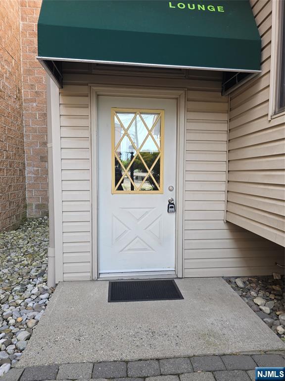 Prime location in the heart of Palisades Park, only 1 minute from Broad Ave. Enjoy easy access to shopping, restaurants, and convenient bus transportation.