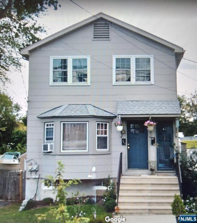 SPACIOUS 1ST FLOOR 1 BEDROOM APARTMENT, CLOSE TO EVERYTHING! JUST AROUND THE CORNER IS THE WILLOWBROOK TRANSIT BUS AND TRAIN, CALL MICHAEL FOR QUICK EZ SHOWINGS 973 666 3639
