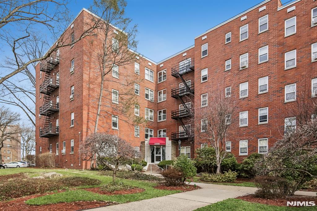 VERY BRIGHT TWO BEDROOMS, ONE BATH UNIT. HARD WOOD FLOORS THROUGHOUT, UPDATED KITCHEN W/ NEW STAINLESS APPLIANCES (STOVE,, DISHWASHER), WELL MANAGED, VERY CLEAN PRETTY BUILDING, PARK LIKE SETTING, HEAT, WATER & GARAGE INCLUDED IN HOA. GREAT LOCATION. CLOSE TO ALL (Walking Distance) : EXPRESS BUS TO NYC, H-mart, LINWOOD PLAZA, SCHOOLS, PARKS, RESTAURANTS, AND HOUSE OF WORSHIP.