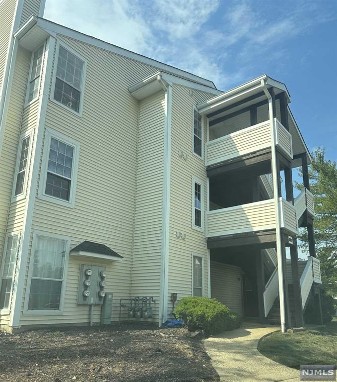 Commuter's Dream! This spacious 2-bedroom, 2-bath condo in the Pointe Galloping Hills Condominium is perfect for convenient, comfortable living. The primary suite features a private bath and walk-in closet, while the second bedroom has a deep closet for extra storage. Enjoy the convenience of an in-unit washer and dryer, a well-equipped kitchen with all appliances (including refrigerator and dishwasher), a formal dining room, and a comfortable living room, this condo offers quick access to all major highways. Plus, a direct NYC bus stop is just steps from the entrance, making your commute easy.