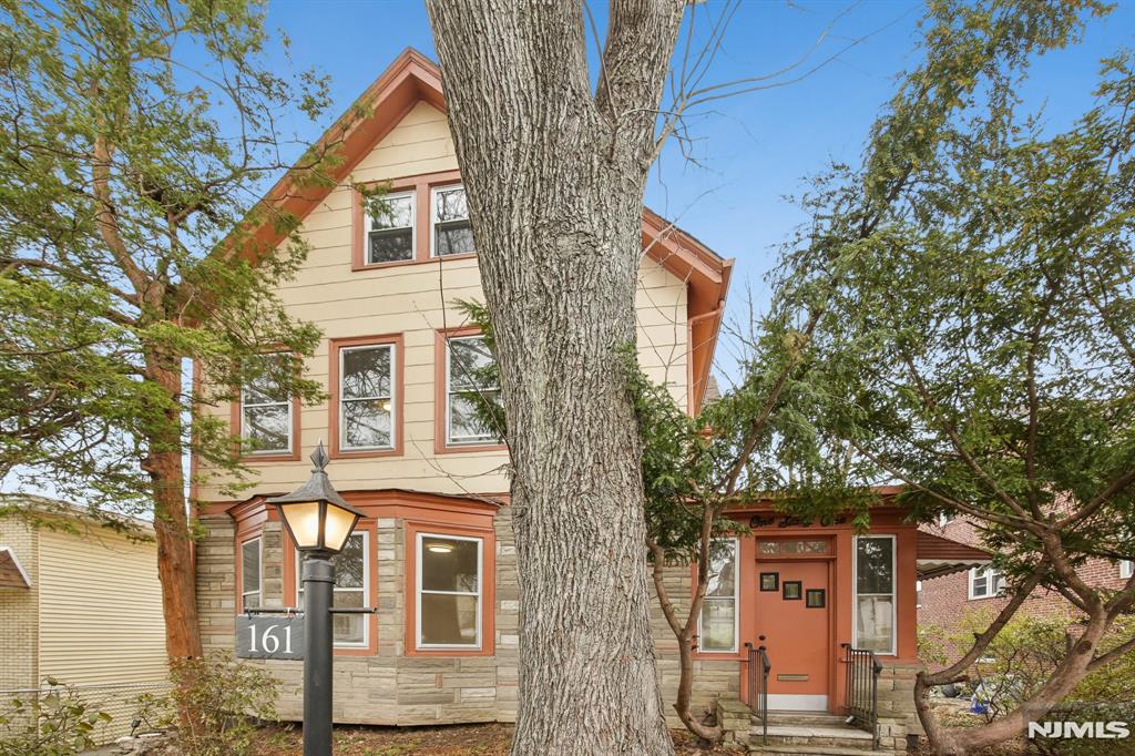 A hidden jewel in Leonia, close to Fort Lee Main St and restaurants and shopping areas. Minutes to GW Bridge and NYC. Easy access to buses to NYC. Dream home for NYC commuters. Bathrooms, flooring and kitchen are recently renovated. Basement walks out to backyard and garage. Finished attic provides extra spaces for office or bonus room. Ideal for beginners or for the experienced to build their dream home with some renovation.