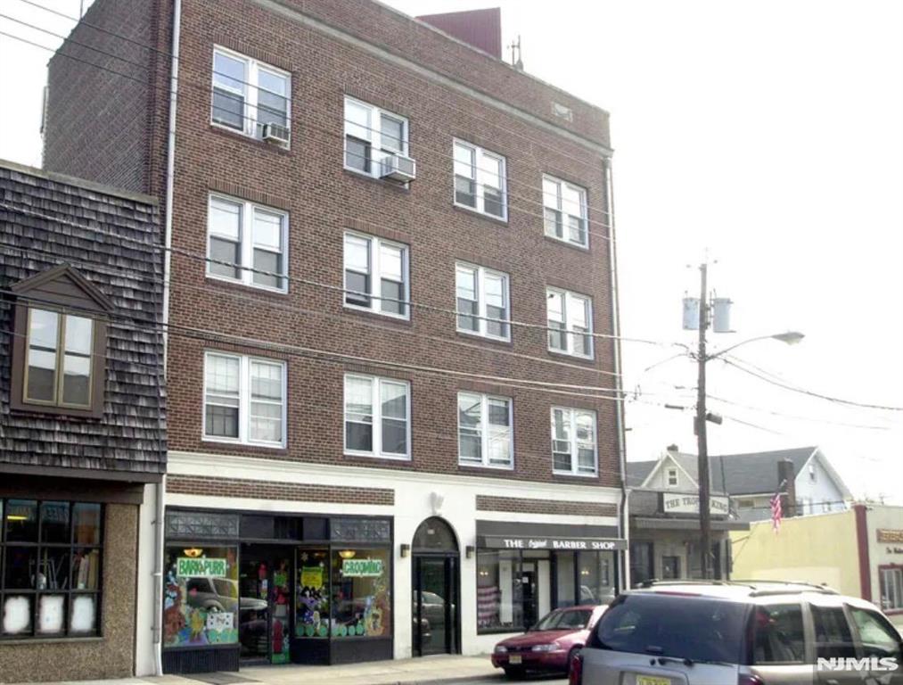 Great one Bedroom >very bright unit with lots of windows no pets 4th Floor walk up no elevator Shiny hardwood floors
