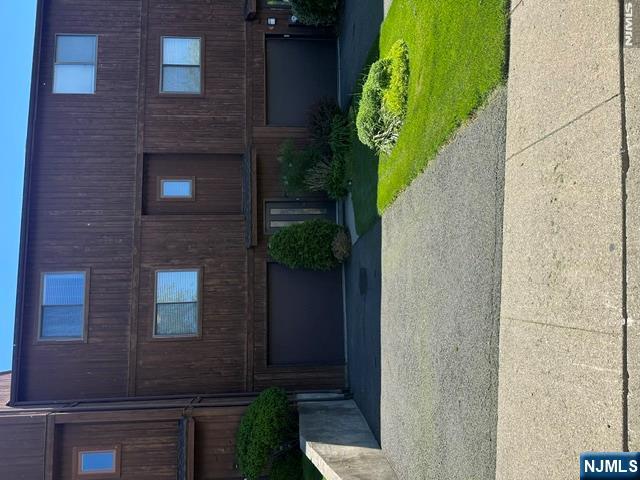 HIGH VIEW AT HAWTHORNE!! SPACIOUS 2/3 BEDROOM, 2.5 BATH, LUXURY TOWNHOUSE. NO PETS PREFERRED . !! GROUND FLOOR ENTRY INTO THE FOYER, ENTRY FROM THE 1 CAR ATTACHED GARAGE, FULL BATH/SS, LG.3RD.BEDROOM/DEN/SGD TO REAR PATIO, UTILITIES. ONE FULL FLIGHT OF STAIRS TO THE 1ST.FLOOR: LIVING RM/DINING RM COMBO WITH WOOD BURNING FIREPLACE & SLIDING GLASS DOORS ONTO A PRIVATE TERRACE WITH AMAZING SKYLINE VIEWS, POWDER RM AND A MODERN KITCHEN. ONE FLIGHT OF STAIRS UP TO THE 2ND.FLOOR: HALLWAY LAUNDRY CLOSET, LG.PRIMARY BEDROOM WITH A JACK & JILL FULL BATH/JAC TUB/SOT, 2ND.BEDROOM. UNIT COMES WITH ALL APPLIANCES, UNIT WILL BE PAINTED AND PROFESSIONALLY CLEANED PRIOR TO NEW TENANTS OCCUPANCY. TENANT PAYS ALL UTILITIES, GAS,ELECTRIC AND WATER. PLENTY OF GUEST PARKING, CLOSE TO SCHOOLS, SHOPPING AND PUBLIC TRANSPORTATION. FULL RENTAL APPLICATION ALONG WITH A CREDIT CHECK REQUIRED!! A MUST SEE!