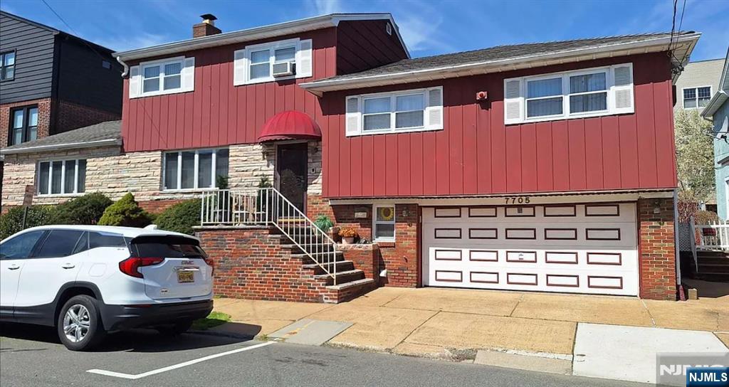 This bright and spacious 1-bedroom offers unique perks like private backyard access and a shared pool, perfect for relaxing or entertaining. Located near parks, shopping, and with easy transit to NYC, it?s the ideal spot to call home. Pet-friendly and ready for move-in. schedule your showing today!