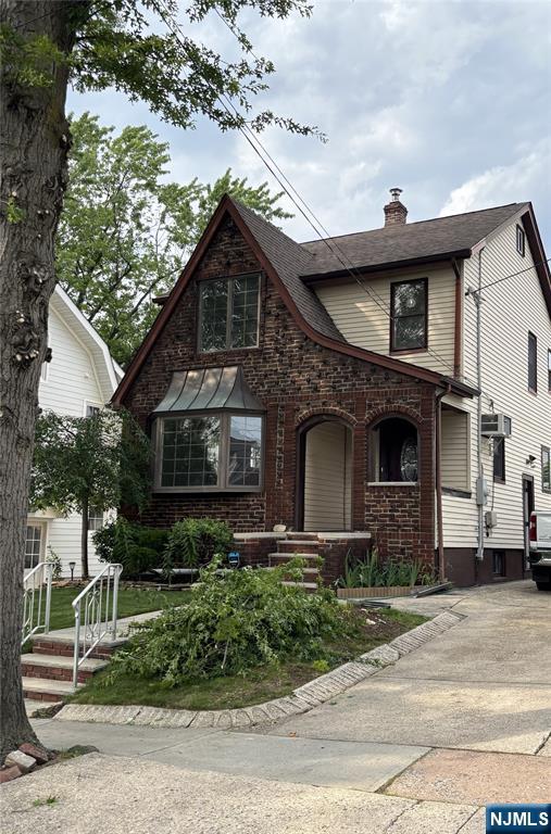 totally renovated 1 family , 3 bedrooms plus office , living room, dining room eat in kitchen . 3 bath, finish basement , garage , drive way yard . hardwood floors , modern kitchen . laundry basement . refrigerated , microwave , dishwasher . close to a 21, 3 all major highways . NYC bus at 1/2 block .
