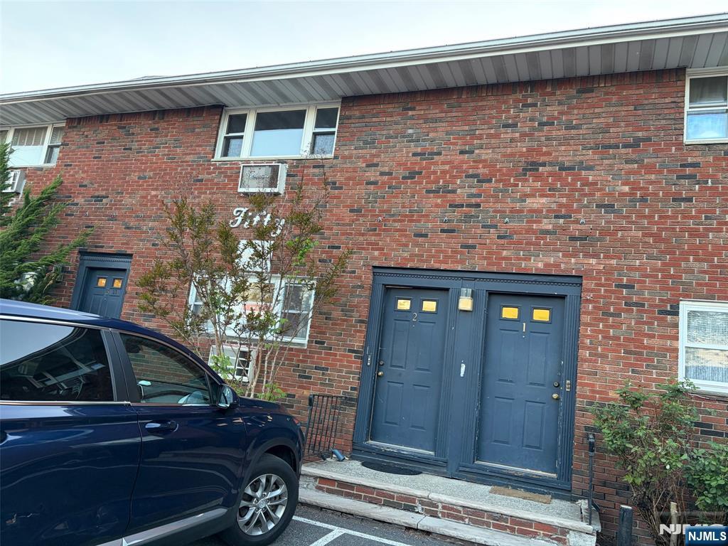 Bright and spacious one bedroom apartment offers the perfect blend of comfort and convenience. Why rent if you can own. The unit is on the first floor. Conveniently located near shopping, restaurants, public transportation, and parks, this apartment is perfect for first -time buyers, professionals, or investors.