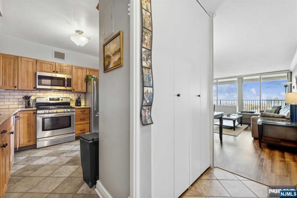 ALL UTILITIES, TAXES, AMENITIES, AND COVETED INDOOR PARKING SPOT INCLUDED IN TOTAL MONTHLY FEES! Breathtaking sunset views in this spacious 1bed/1-bath co-op at Horizon House Fort Lee. Located on a high floor, this approx 1,062 sq. ft. residence with two private balconies and floor-to-ceiling windows is filled with natural light. MOVE-IN READY! Featuring a renovated large kitchen, plank flooring in the living and dining areas, and crown and baseboard moldings throughout. Excellent storage with a large walk-in closet, The full bathroom is also updated for modern comfort. *INDOOR PARKING TRANSFERS(#182)*. Maintenance total $1721.04(maint $1469.71,Indr Park $96,Cap Assess $93.33,Cbl/Int $62)*Maint. Fees are partially TAX DEDUCTIBLE!* Community on 32 acres in the Heart of Fort Lee-Doorman, security, community room, gym, 2 pools, 2 tennis Courts, play areas, and convenience store. Board approval required 4:1 Income to Debt Ratio. All cash purchase requires a min gross income of $83K.