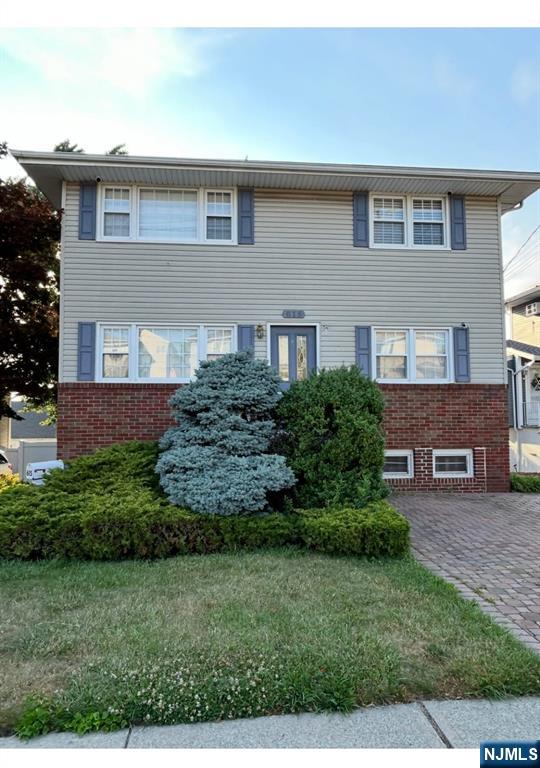 Enjoy fresh spring beginnings in this immaculate, 2nd-floor unit in the heart of Lyndhurst. Gorgeous hardwood floors and a bright, inviting living room. Large Eat-in kitchen, unit offers a in-unit washer & dryer. Just a year old the HVAC system is ready for the warm summer months. Two excellent, nicely sized bedrooms. This rental is steps from Lyndhurst's local restaurants, cafes, and bakeries. Non-smoking unit. No use of backyard & On Street Parking. Tenant pays utilities. Application, credit check, income verification, interview, and active renter's insurance will be necessary.