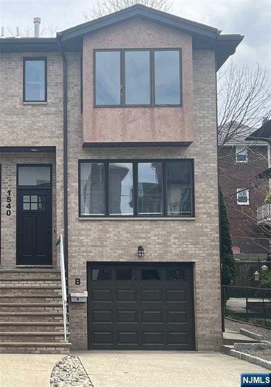 DUPLEX APARTMENT,LIVING ROOM /DINING ROOM, HARDWOOD FLOORS THROUGHOUT. MODERN EAT-IN KITCHEN W/SLIDING DOOR TO DECK. POWDER ROOM.2ND FLOOR, HARDWOOD FLOORS, PRIMARY BEDROOM, PRIMARY BATH, 2 BEDROOMS 1 FULL BATH. LOWER LEVEL LAUNDRY ROOM, FULL BATH, 1 CAR GARAGE.