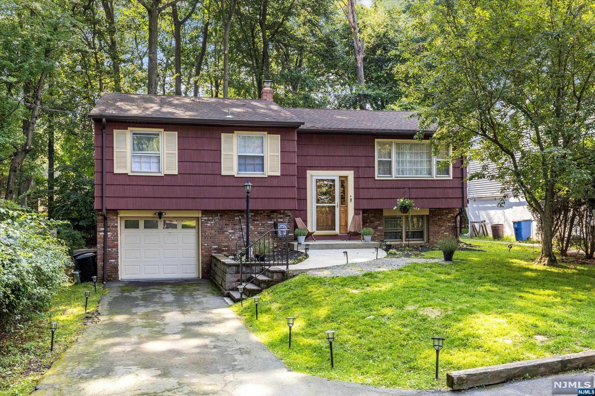 LOVE WHERE YOU LIVE! BEAUTIFUL MOVE-IN READY BI-LEVEL IN DESIRABLE WHITE MEADOW LAKE. PRIME LOCATION. BEST FLAT BLOCK IN THE LAKE. MODERN EAT-IN KITCHEN W/GRANITE COUNTERTOPS, PENINSULA, NEW STAINLESS GE FRIDGE, SKYLIGHT, SLIDING DOORS TO DECK, DINING RM, SUN-FILLED LIVING RM, SPACIOUS MAIN BEDRM W/REMODELED HALF BATH, 2 BEDRMS, FULL BATH. LOWER LEVEL INCLUDES A FAMILY RM, PRIVATE OFFICE OR 4TH BEDRM, UTILITY RM WITH ENTRANCE TO THE GARAGE. INTERIOR IS FRESHLY PAINTED W/BENJAMIN MOORE PAINT. MODERN UPGRADES INCLUDE NEW CENTRAL AIR, SEWER LINE TO STREET, 200 AMP ELECTRIC PANEL AND OUTDOOR SERVICE, DESIGNER BLACK LIGHTING FIXTURES, CEILING FANS, SAMSUNG WASHER/DRYER, FULL ATTIC INSULATION W/AIR SEALING, & UTILITY ROOM. REFINISHED NORDIC STAINED WHITE OAK FLOORS, FRESHLY PAINTED EXTERIOR, CHIC, CUSTOM FOYER RAILINGS. ENJOY "LAKE LIFE" AMENITIES, A CLUBHOUSE, 3 BEACHES, BOATING, FISHING, 2 POOLS, TENNIS, BASKETBALL COURTS, AND PLAYGROUNDS! OWNER IS A LICENSED REAL ESTATE BROKER