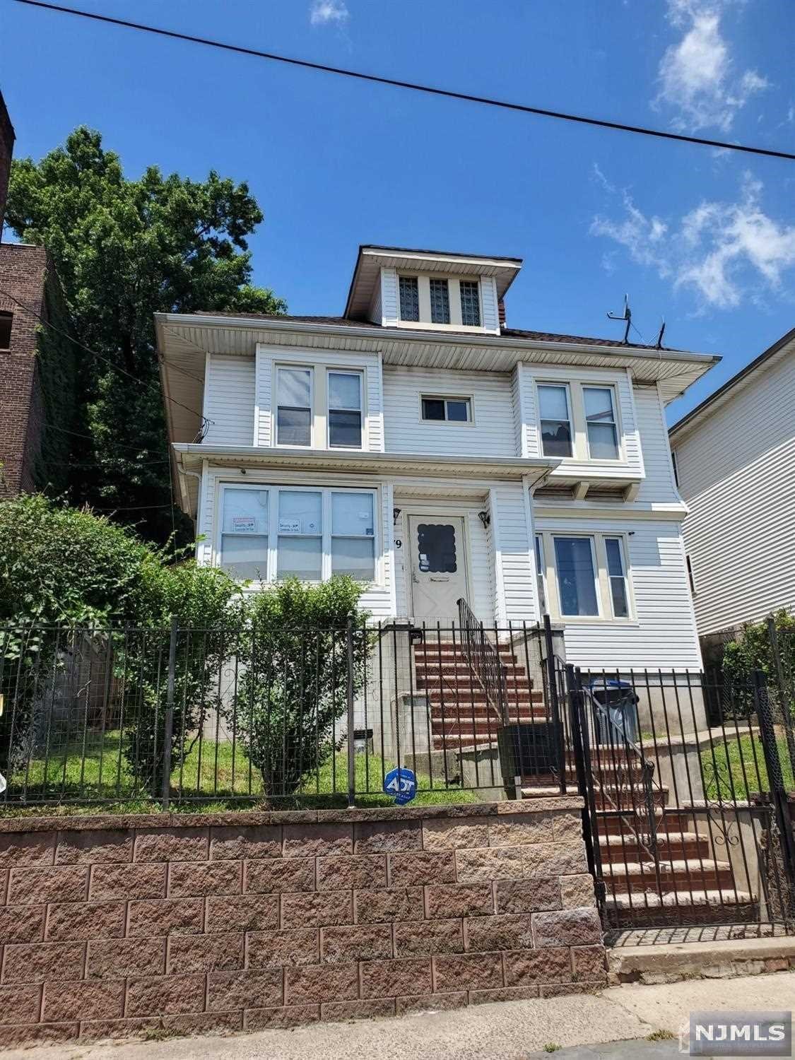 Don't miss the opportunity to own this spacious 7 bedroom, 3 bathroom home! This colonial offers a fireplace and plenty of living space. Recently updated roof. Buyer responsible for CCC.