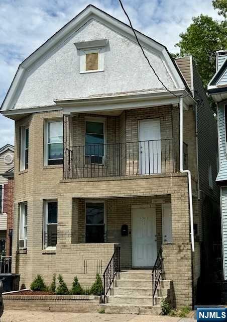 Your investment opportunity awaits you in this multi-family property that features 3 bedrooms and 1 bathroom in each unit and is conveniently situated within close proximity to amenities, including shops, restaurants, and parks.