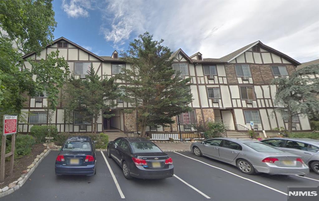 Fantastic opportunity to get into Mahwah. This studio apartment offers a large space, is low maintenance and low taxes. Why rent when you can own? Great opportunity for investor or owner's own use. Ridge gardens has tennis court and swimming pool. 2 Washers and 2 dryers located downstairs from the unit. Storage in the basement and parking space.