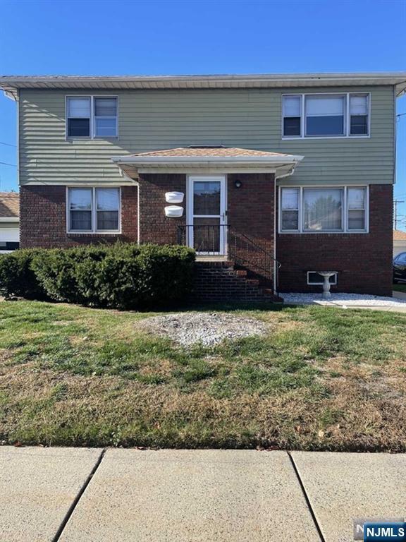 Ideally located for the NY commuter! Steps to transportation! Freshly painted 2 bedroom unit on 1st floor. 2 off-street parking spots. Tenant to pay gas & electric. Tenant insurance required. No pets. Smoke free property.