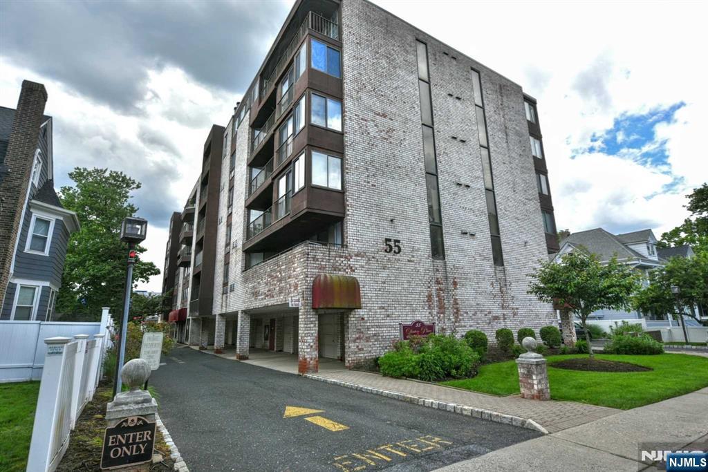 Move right into this freshly painted one bedroom apartment in the Fairmont Section of Hackensack. Open concept, large rooms and a Terrace to enjoy your morning coffee! Conveniently located close to transportation, shopping and much more! NTN report required. Tenant responsible for the first $100.00 of each repair. Tenant must purchase renter's insurance prior to moving in with $300,000 liability, naming landlord as additional insured. Elevators will be replaced in the near future, tenants will have to use stairs for 6-8 weeks, as per management. $500.00 refundable move-in fee.