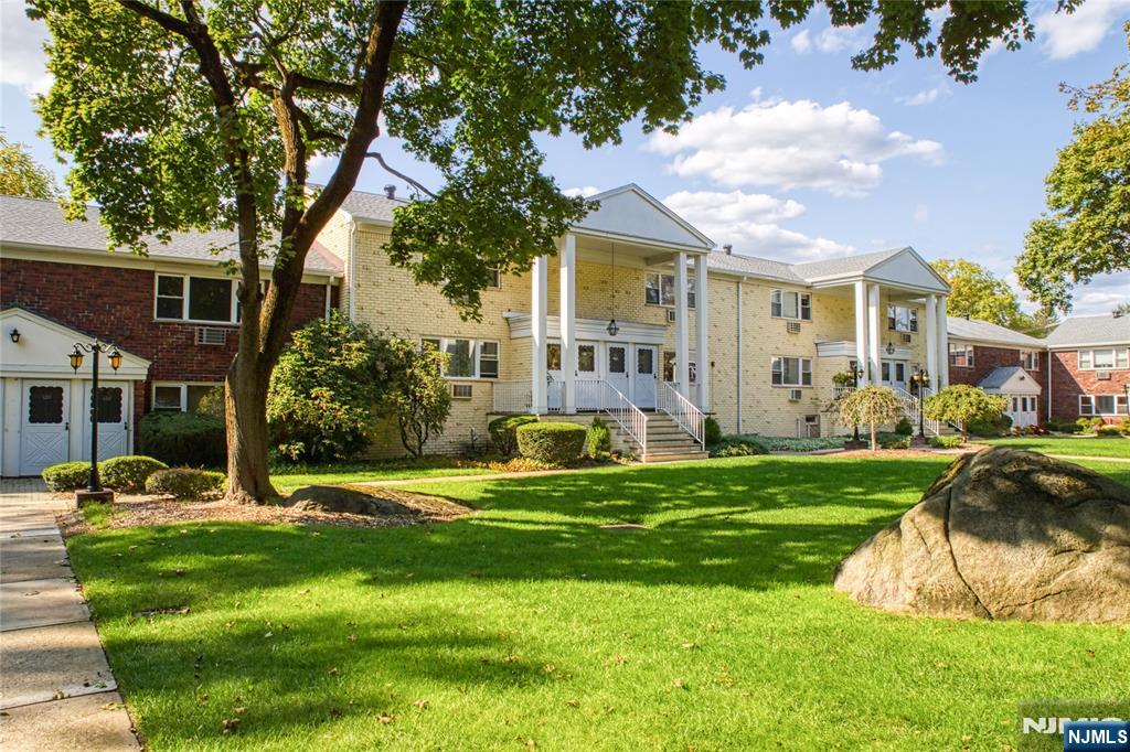 Come see this court yard condo in the heart of Ramsey. Gleaming hardwood floors throughout the living room, hallway and the bedroom. Spacious eat in kitchen with a gas stove. Plenty of closet space and storage within the unit. Minutes to the train station via car or walking and close to the center of town. Please note, pictures are from previous tenant. Must see to enjoy it!