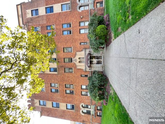 This well-maintained studio condo is located in the Fairmount section of Hackensack. If you are looking for affordable and convenient living, this is the place for you. This unit offers hardwood floors throughout, a modern kitchen, full bath, and a large living room/bedroom combo. Located near transportation to NYC, shopping, restaurants, schools, and a hospital. What more can you ask for? This is a great alternative to renting!!