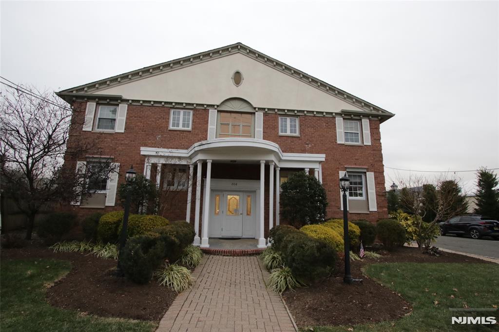 Well maintained and sun drenched first-floor apartment, end unit with extra windows, convenient to everywhere: walk to supermarket, MMS, MHS, Washington School, Taylor Park, downtown, and Millburn train station. Gleaming hardwoord floors, large living room, spacious bedroom, newer windows, renovated kitchen and bathroom. A true move-in condition! Laundry in building, shared parkings. Come to see before