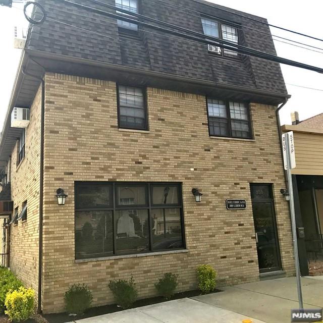 Large, ultra modern 3 room apartment. All appliances included. One off street parking space. Center of town!