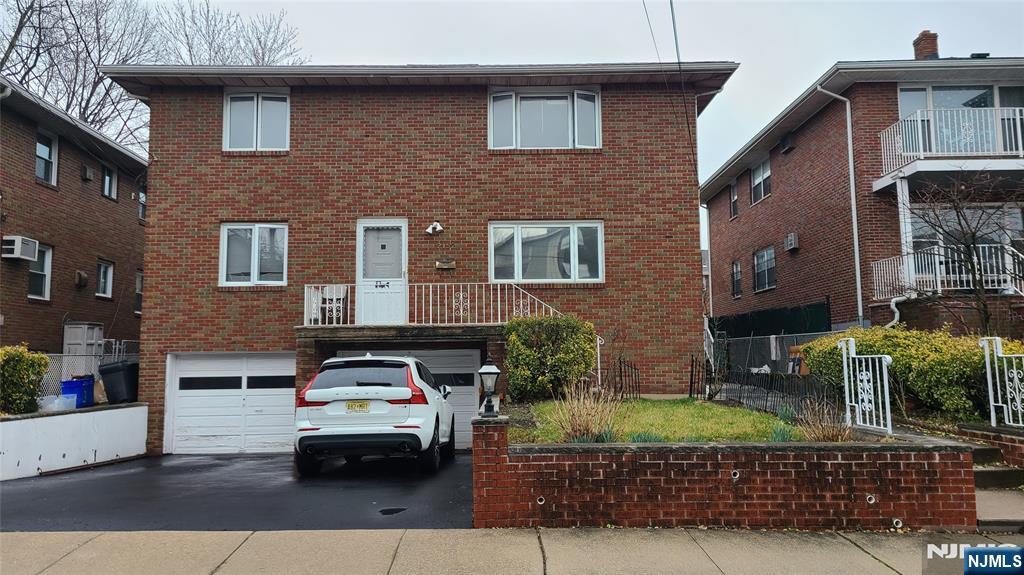 Very spacious and well-maintained 2-family house on the 2nd floor. Dead-end street in the best sections of Fort Lee. blocks away from the GWB or bus to NYC. Living room, dining room, 2 bedrooms and 1 full bath. a brick-paved backyard. All Hardwood floor. NEW painting. New Kitchen cabinet and appliances were replaced in 2022