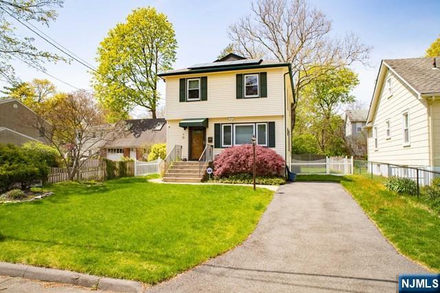 WELL MAINTAINED & CLEAN, LOVELY COLONIAL LOCATED IN BEAUTIFUL RESIDENTIAL AREA! BRIGHT LARGE LIVING ROOM, FORMAL DINING ROOM, LARGE EAT IN KITCHEN, ALL HARDWOOD FLOORS THROUGHOUT..2ND FLOOR OFFERS MBR,FBTH, LARGE TWO MORE BRS...FINISHED BASEMENT OFFERS LARGE PLAYROOM, LAUNDRY ROOM & STORAGE. FENCED PRIVATE BACKYARD...SOLAR PANELS PROVIDING TREMENDOUS SAVINGS... THE BEST BLUE RIBBON SCHOOL SYSTEM...CLOSE TO SCHOOLS AND NY TRANSPORTATION! PLEASURE TO SHIOW!!!