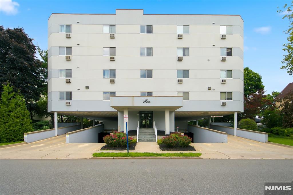 (Unit is one floor up from lobby) Clean & bright 2 bedroom mid rise condo conveniently located in the desirable Fairmount section of northern Hackensack. Corner unit with lots of windows and light. Washer/Dryer IN unit. Covered parking space included. Large cooks EIK with breakfast bar opens to spacious dining room. Living room to terrace. Zoned heat &AC. Very close to NYC EXPRESS midtown bus, GWB bus, local buses & NYC train. Near Target, Aldi. Easy fast access to NYC by car.