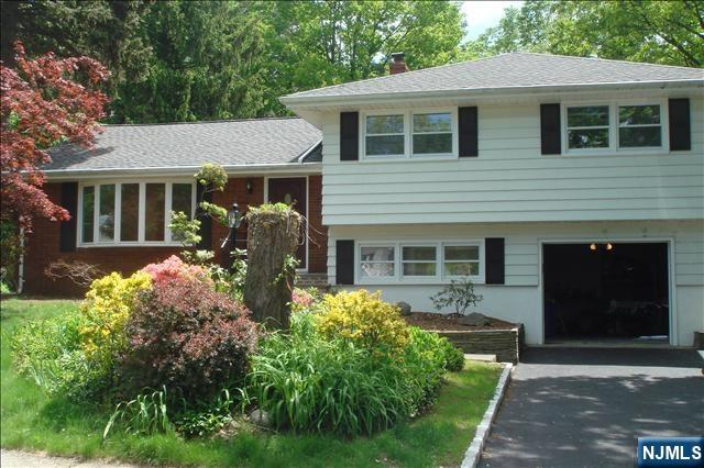 WELL MAINTAINED S/L HOUSE LOCATED IN EAST HILL. SPACIOUS AND BRIGHT, BEAUTIFUL HARDWOOD FLOOR, LARGE LIVING ROOM,GOOD SIZE BEDROOM,NEWER BATHROOM, NEWER TILED FAMILY ROOM WITH HALF BATHROOM, NEWER DECK, BLUE RIBBON SCHOOL SYSTEM, MINUTES AWAY FROM SHOPPING, SCHOOLS, HOUSE OF WORSHIP, AND ALL TRANSPORTATION. USE POOL WITH TENANT'S OWN EXPENSE.