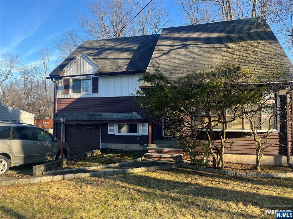 lovely split level on dead end street. lr,dr,eik,family room, 3bedrooms and 2 full baths one car garage and central air big 68x239 lot