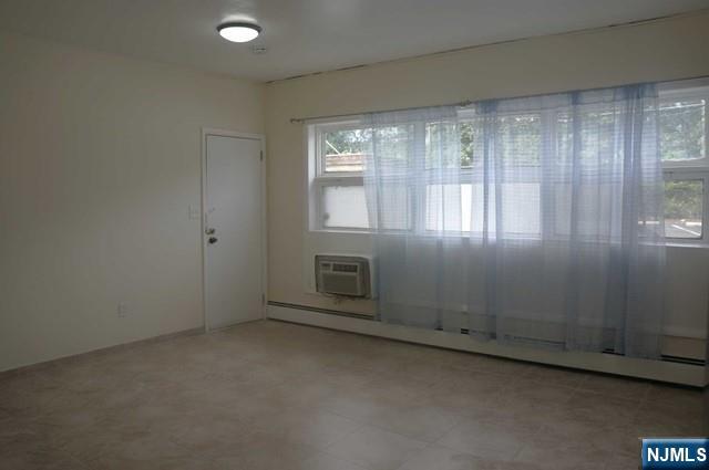 LARGE UNIT STUDIO ON 1ST FLOOR WITH LOTS OF WINDOWS WITH STAINLESS STEEL APPLIANCES. LANDLORD PAYS FOR WATER AND HEAT. TENANT IS RESPONSIBLE FOR ELECTRIC & GAS. ALL APPLICANTS NEED TO GO THROUGH NTN APPLICATION.