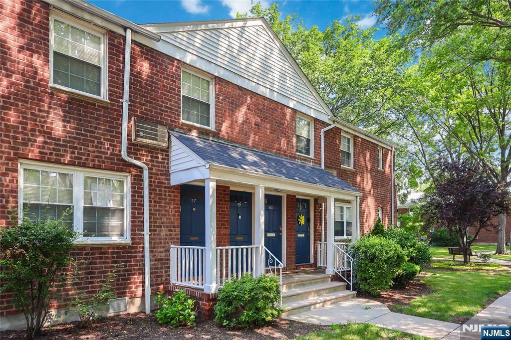 Donâ€™t miss this opportunity to own this 1 bedroom, 1 bathroom condo offering comfort, convenience, and low-maintenance living. This home features a functional layout and is conveniently located near shopping, dining, transportation, and major highways. Opportunities like this do not last long. Schedule your showing today before itâ€™s gone!