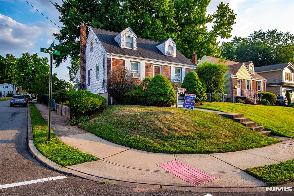 Well maintained cape in a prime location Walk to schools, Houses on Worship and NYC buses