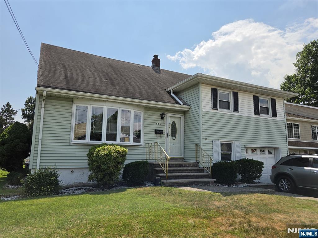 LOCATION X 3!!!!! IDEAL HOME WITH GREAT POTENTIAL IN A CUL DE SAC! IT'S a TRI LEVEL SPLIT IT OFFERS BRIGHT ROOMS ,HARD WD FLOORS,2.5 BATHS C/A & ONE CAR GARAGE WITH A PARK LIKE BACK YARD. A MUST SEE!!!