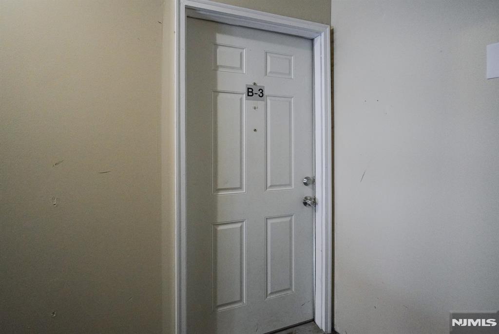 Corner first floor condo, with one car parking, new bathroom, close to shopping, restaurants and public transporation.