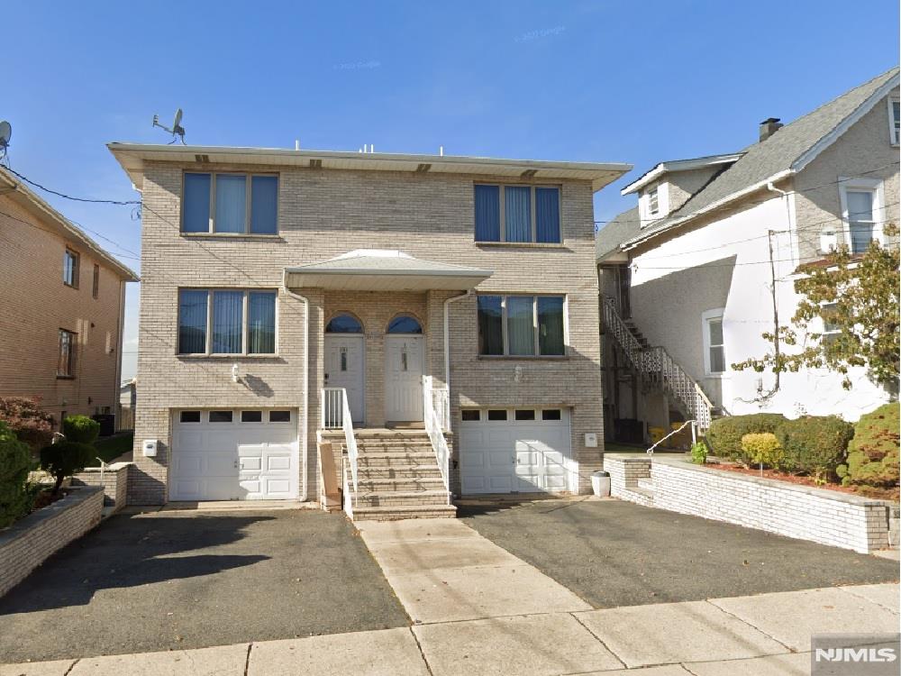 Spacious 2 bedroom, 3 1/2 bath duplex in a quiet location of Palisades Park. All new stainless steel kitchen appliances, stove, refrigerator, dishwasher, microwave. Hardwood floors throughout. Close to shops, restaurants, transportation and major roads.