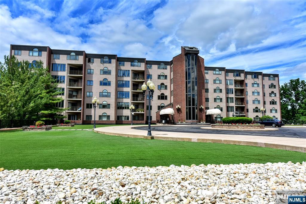 Experience the pinnacle of effortless luxury and convenience in this premier residential location, where you'll find a stunning 2-bedroom, 2.5-bath condo, where every day feels like a retreat. Designed for the discerning owner, this residence perfectly balances private sophistication, including a spacious den and ample storage, with world-class community amenities. Start your morning with a workout in the fully equipped fitness center, take a refreshing dip in the sparkling outdoor pool, or host friends in the elegant clubroom. Enjoy the peace of mind provided by a doorman service and the absolute convenience of secure, underground parking. When you're ready to venture out, you are perfectly positioned with seamless access to public transportation just outside the community, while being minutes away from the area's best local dining and shopping. Beyond your front door you'll find a vibrant community waiting to be explored. This property offers a rare combination of tranquility, convenience, and urban style & connectivity, everything you need to live well. This isn't just a home it's an elevated lifestyle.