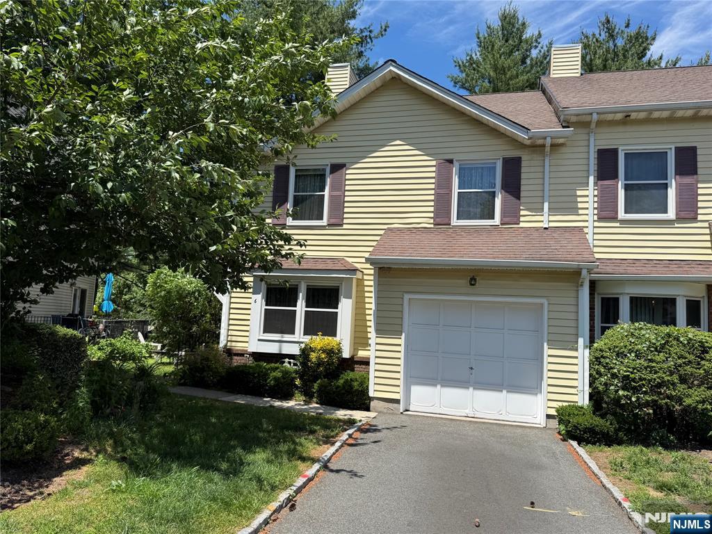 Townhouse is located in desirable Park View Estates close to NYC bus and train End unit with large kitchen/ dining room combination leading to the deck master bedroom with full bathroom and additional bedroom which could be divided into two Beautiful hardwood floors throughout , new central AC and heater, newer water heater