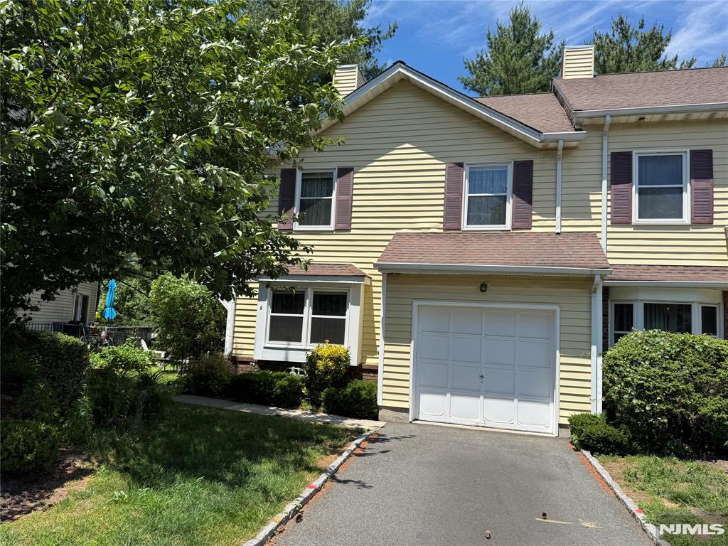 Townhouse is located in desirable Park View Estates close to NYC bus and train End unit with large kitchen/ dining room combination leading to the deck master bedroom with full bathroom and additional bedroom which could be divided into two Beautiful hardwood floors throughout , new central AC and heater, newer water heater