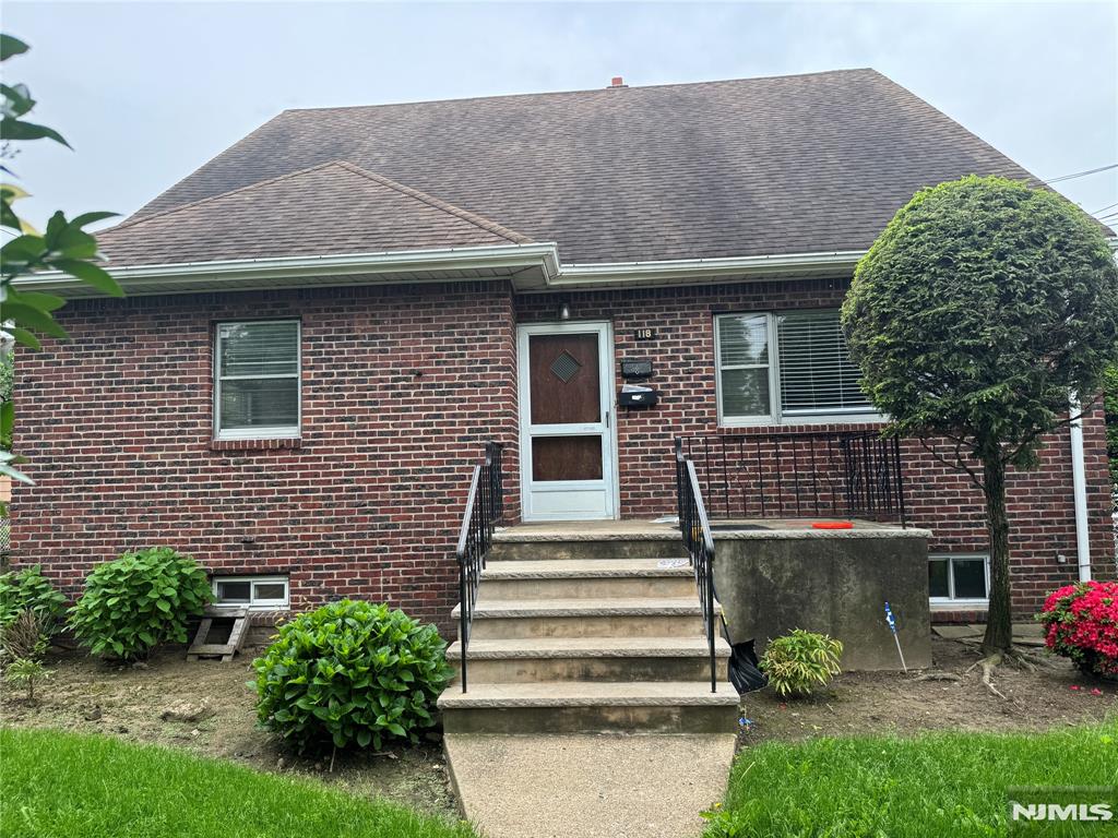 Large 3 Bedroom on the corner of the best block in Palisades Park. Only 1 Block to Elementry school. Freshly Painted, Hardwood floors, Very Clean and Bright Unit. All utilities included.
