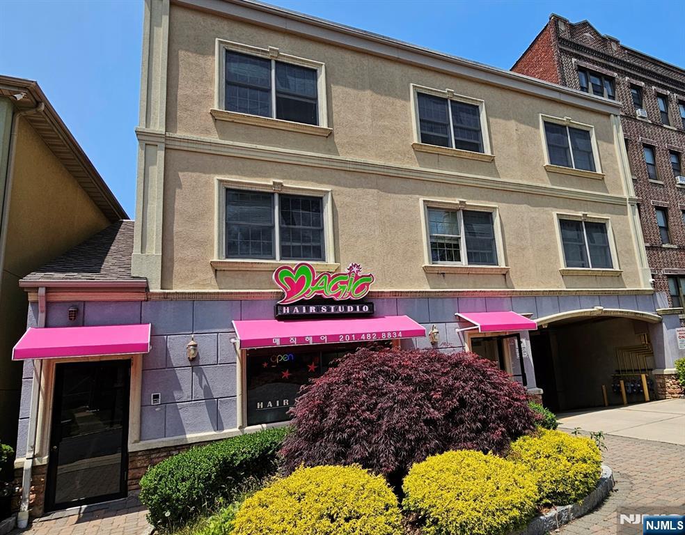 COMMERCIAL BUILDING FOR SALE ON BROAD AVE, PALISADES PARK 20 YEARS OLD BUILDING, WELL MAINTAINED 1 RETAIL STORE (HAIR SALON) AND 4 APARTMENTS, ALL SEPARATED UTILITIES, NJ TRANSIT BUS STOP IN FRONT OF BUILDING, WORKING DISTANCE SHOPS, REASTAURNATS, MARKETS, CHURCH... GOOD CONDITION EVERY APARTMENTS, WORRY FREE BUILDING, 6 PARKING SPACES UNDER THE BUILDING, GOOD FOR QULIFIED INVESTOR CALL LB FOR FACT SHEET (INCOME AND EXPANSE) THE HAIR SALONG IS NOT FOR SALE 4 APARTMENT / TENANTS OCCUPIED AND 1 STORE / BEAUTY SALON UNIT A 1 BED/DEN. 1.5 BATH, UNIT B 2 BED & 2 BATH, UNIT C 2 BED & 2 BATH, UNIT D 2 BED & 2 BATH EACH UNIT( 1 PARKING SPOT UNDER THE BUILDING, LAUNDRY ROOM, CENTRAL HEAT AND A/C, HARDWOOD FLOOR )