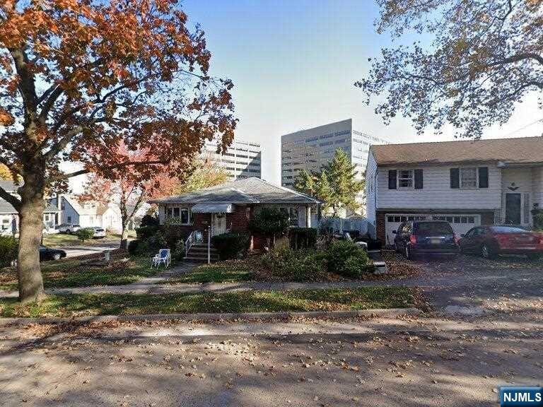 Handyman special being sold stricty AS IS. Seller will not make any repairs. Cash or rehab loan