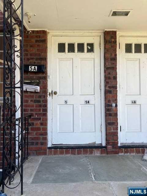 Bright and airy 1 bedroom apartment . Commuter's delight - 2nd floor unit with laundry onsite. Cozy apartment w/ laminate floors and ample closet space. Convenient location near NYC bus, shopping, parks, and major highways. Tenant is responsible for 1 month broker's fee and 1.5 month security deposit. All applications are subject to review of credit report and proof of income. Parking can be arranged for an additional cost of $125 per month. Tenant pays gas and electric.